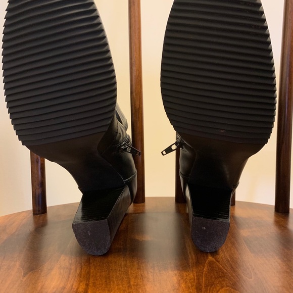 Nine West black leather booty, size 9 - Picture 3 of 5